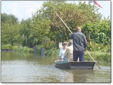 Promenade en barque dans les marais marais.png